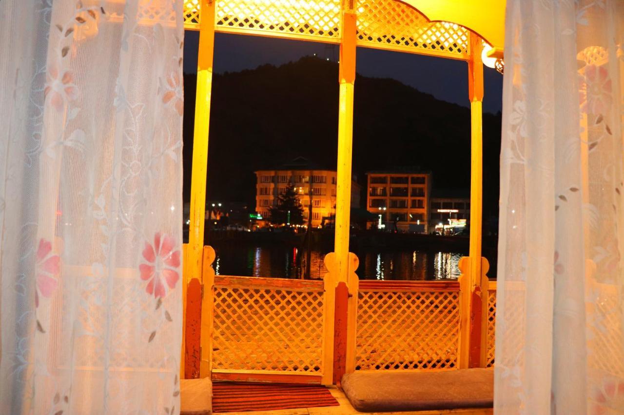 House Boat New Pala Palace Srinagar  Exterior photo